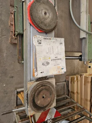 Escuadradora para madera y aluminio.