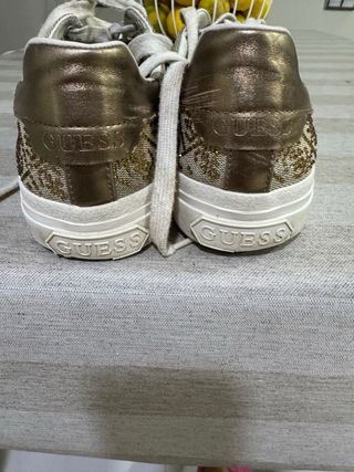 Guess Zapatillas Beige y Doradas con Brillo