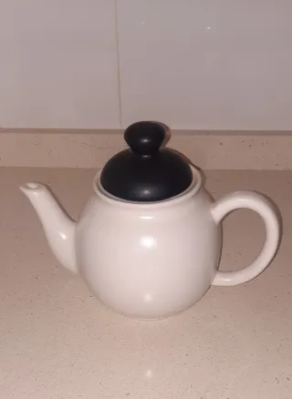 Tetera de cerámica blanca con tapa negra