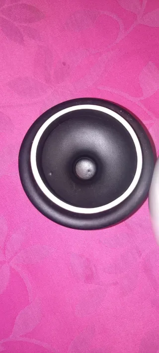 Tetera de cerámica blanca con tapa negra