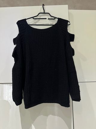 Maglioncino nero con braccia scoperte