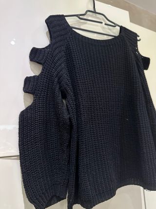 Maglioncino nero con braccia scoperte
