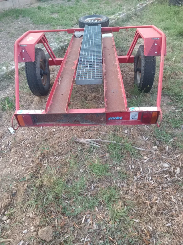 Remolque para motos con papeles.