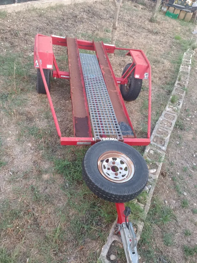 Remolque para motos con papeles.