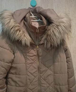 Chaquetón beige con capucha y pelo