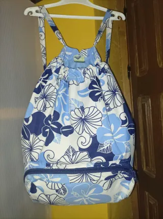 Mochila Quiksilver flores azules y blancas