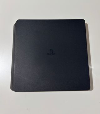 PS4 Slim da 1 TB nera con cavi