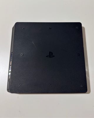 PS4 Slim da 1 TB nera con cavi