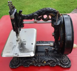 Máquina de coser antigua decorada