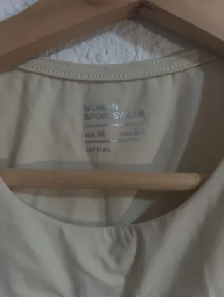 Top deportivo beige.