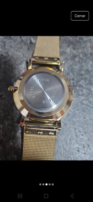 Reloj dorado minimalista