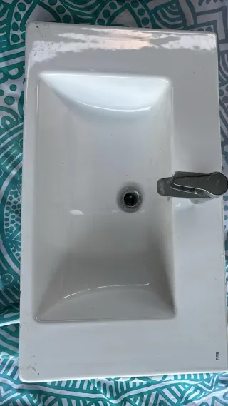 Lavabo de baño con grifo 