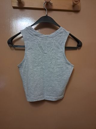 Top gris sin mangas