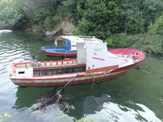 Embarcación de madera cabinada