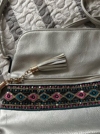Bolso bandolera plateado con flecos