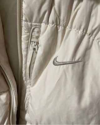 Chaqueta UNISEX Nike Puffer Beige Talla L