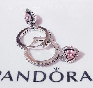 Pendientes de aro y corazón rosa.