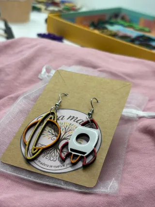 Pendientes artesanales de madera: cohete y planeta