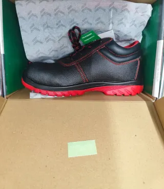 Scarpe antinfortunistiche nere e rosse