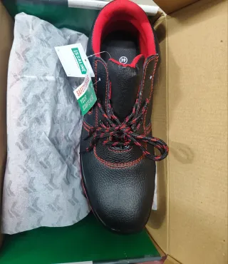 Scarpe antinfortunistiche nere e rosse