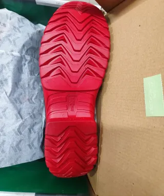 Scarpe antinfortunistiche nere e rosse