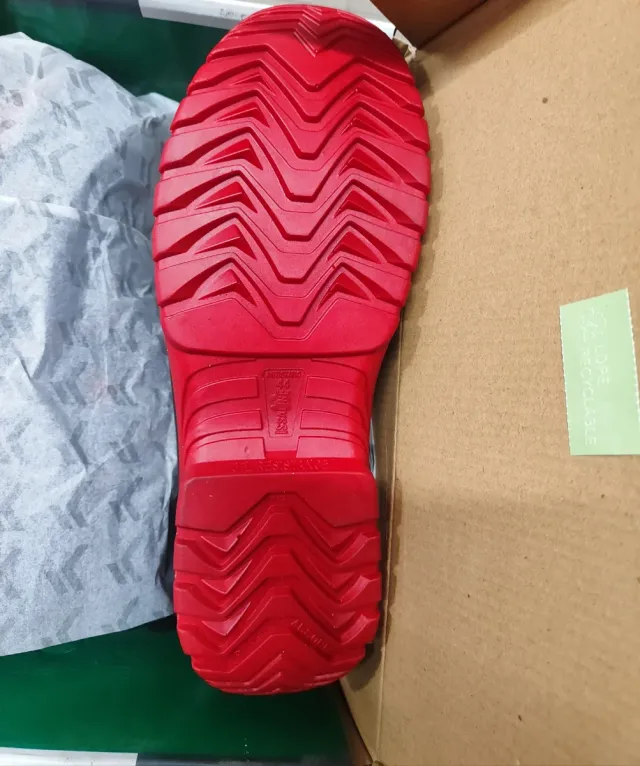 Scarpe antinfortunistiche nere e rosse