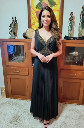 Vestido de fiesta negro con pedrería.