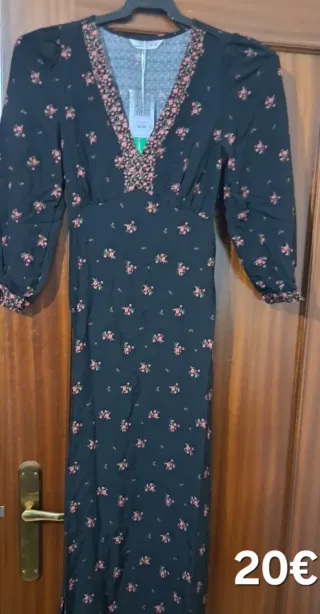 Vestido largo negro con flores rosas