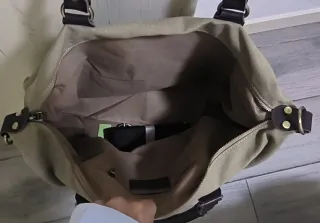 Bolso de mano beige y marrón