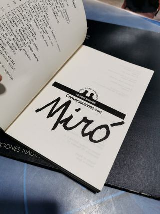 Libri e riviste, in particolare Joan Miró, sono fuori produzione