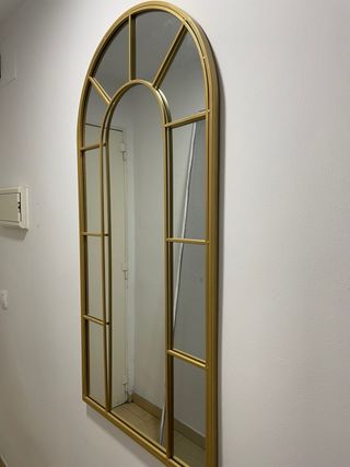 Espejo dorado estilo ventana