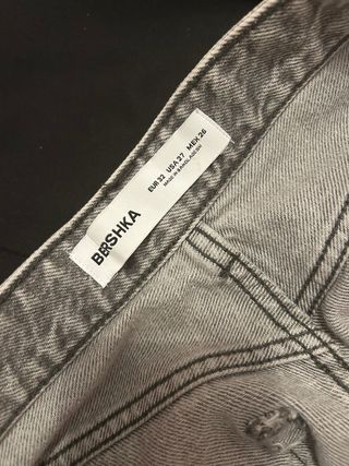 Pantalón vaquero Bershka gris