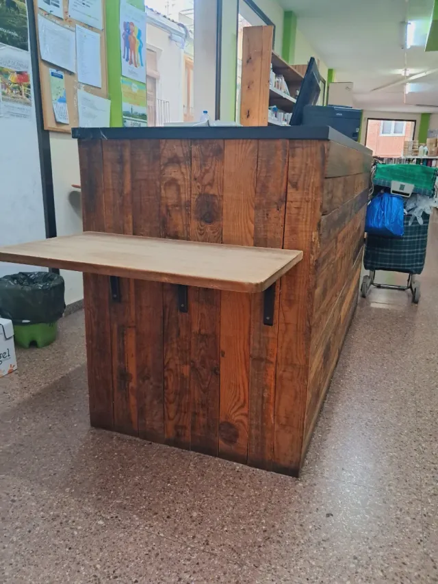 Mostrador de madera y metal