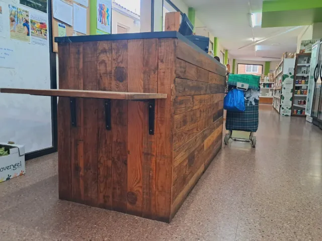 Mostrador de madera y metal