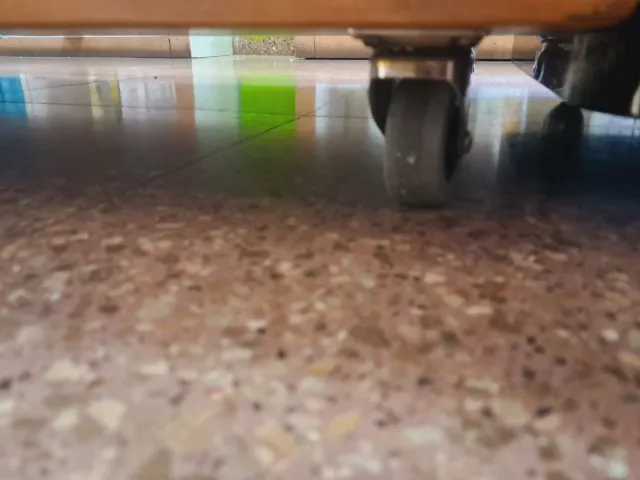 Módulo de madera con ruedas