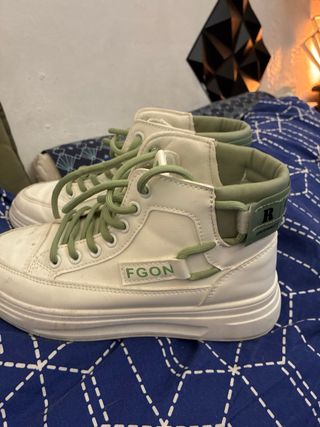 Zapatillas altas blancas y verdes