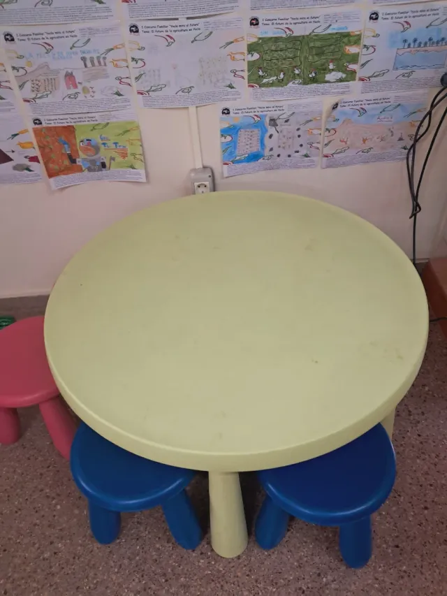 Mesa y 5 sillas infantiles