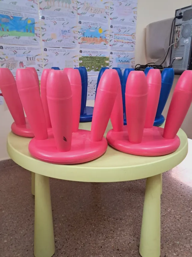 Mesa y 5 sillas infantiles