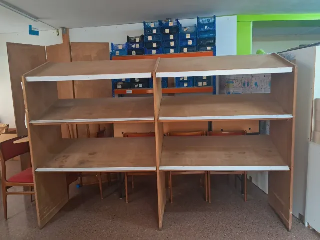 Estanterías de madera para exposición