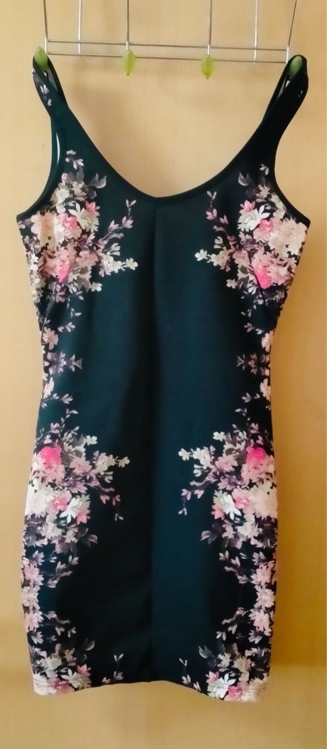 Vestido floral negro y rosa Talla XS