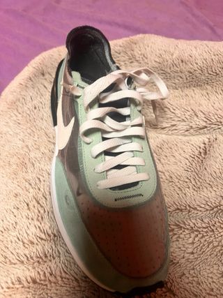 Zapatillas Nike Waffle One Verde y Blanco. 