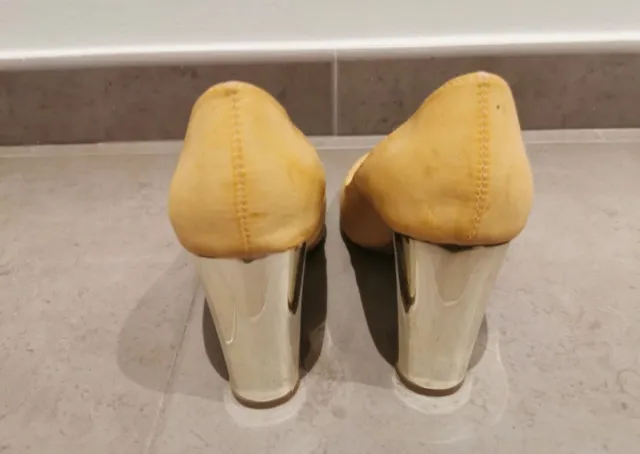 Zapatos tacón H&M dorados y amarillos