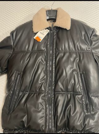 Giubbotto in pelle nero con collo in pelliccia
