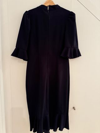 Vestido azul elegante con volantes