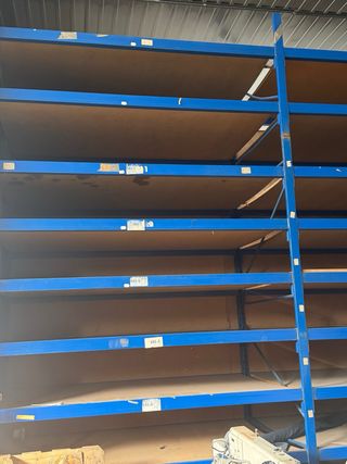 Estanterías metálicas azules