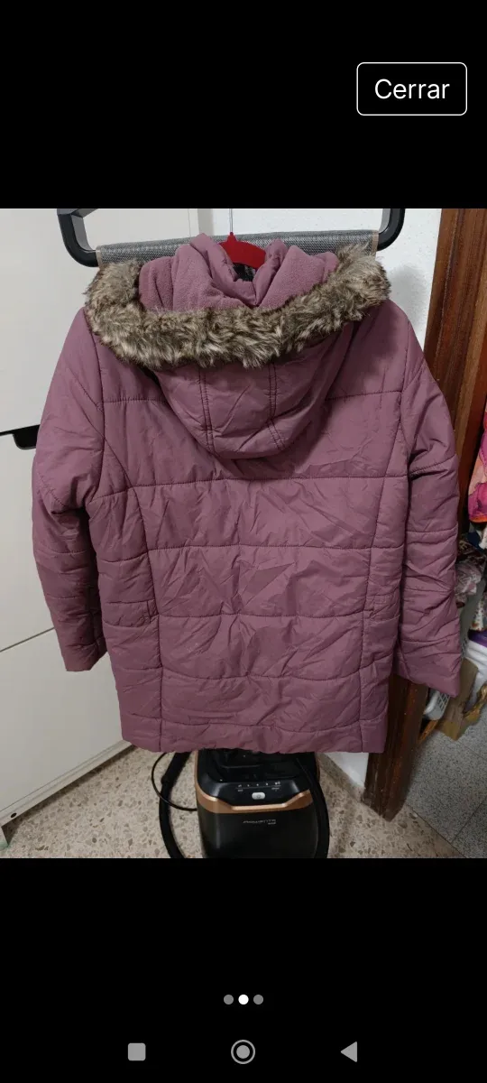 Abrigo acolchado burdeos con capucha