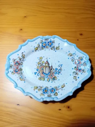 Plato decorativo de cerámica craquelada.