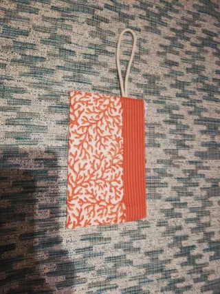 Cartera con diseño de corales