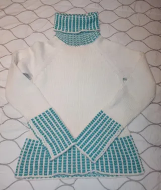 Jersey cuello alto blanco y turquesa
