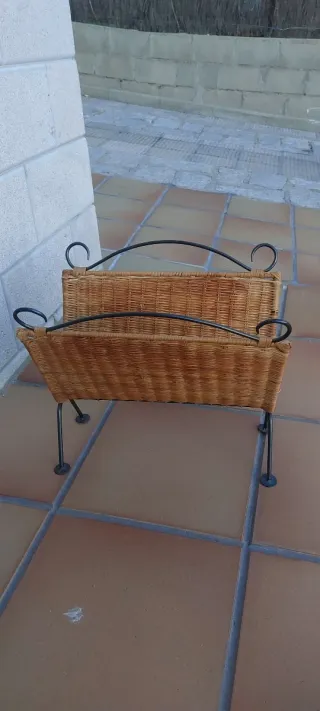Revistero de mimbre y metal